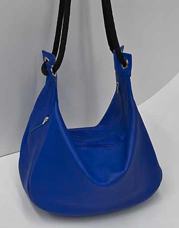 blaue Beuteltasche aus weichem Rindleder